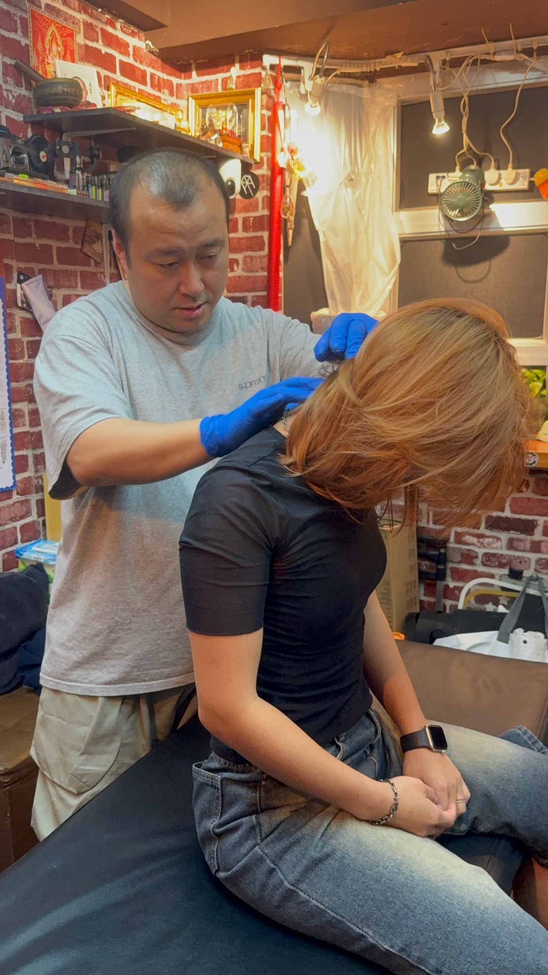 華師傅 Samson 為客人進行坐姿及姿勢相關的全人手調整