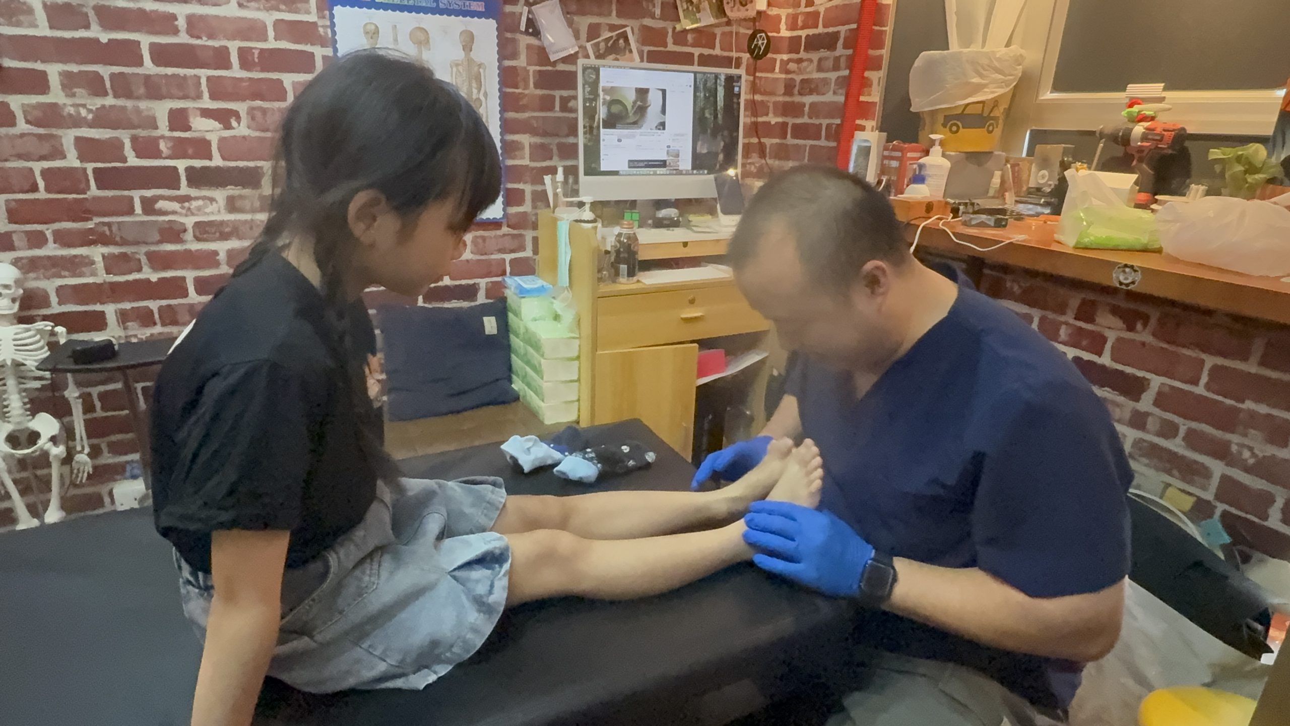 華師傅 Samson 在服務空間觀察客人的腿部活動及身體表現